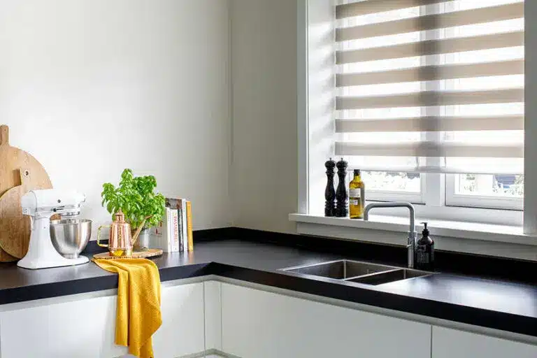 duo rolgordijnen in de keuken